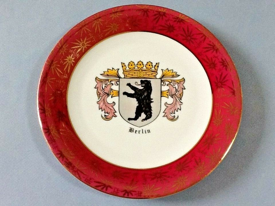 A Nice Edelstein Bavaria Berlin Germany Porcelain Souvenir Plate  8 1/4" D