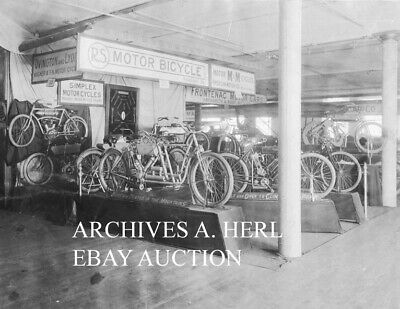 1907 Reading-standard Motorcycles At Trade Show Photograph Photo